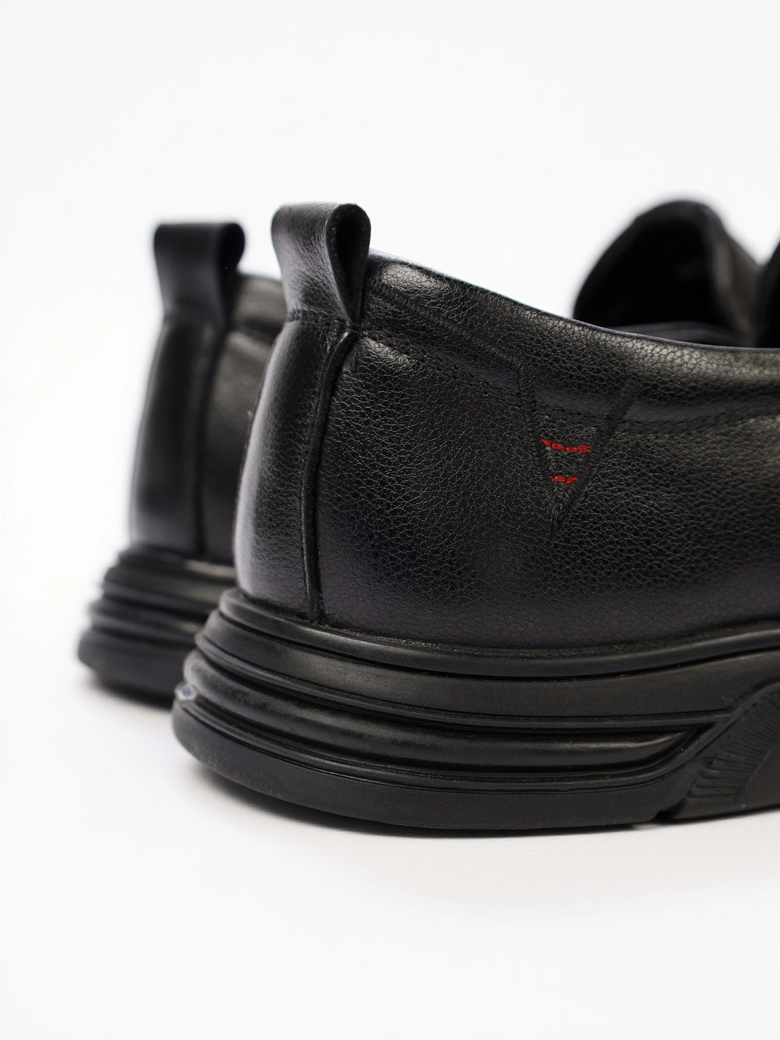 Туфли черного цвета с эластичными вставками